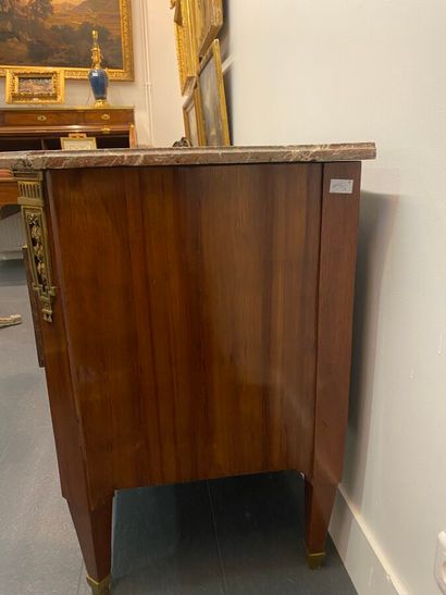 Belle commode en placage de satiné, ouvre...