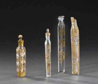 Lot de quatre flacons à sel ou à parfum en...