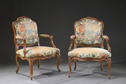 Belle paire de fauteuils à la Reine en hêtre...
