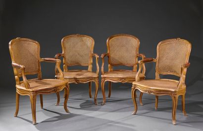 Quatre fauteuils cabriolet en hêtre patiné...