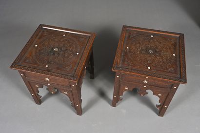 Paire de petites tables basses en bois teinté...