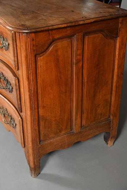 Commode en noyer mouluré, ouvre à trois tiroirs,...
