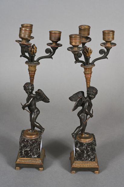 Paire de candélabres en bronze patiné et...