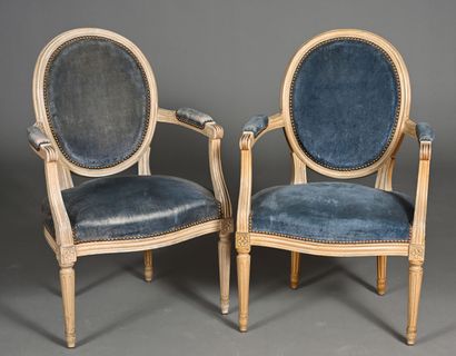 Paire de fauteuils cabriolet dans le style...