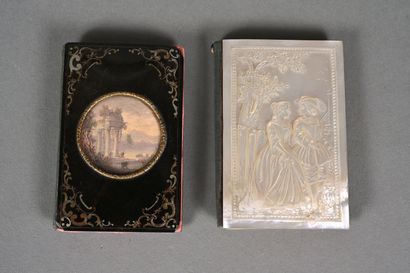 Deux carnets de bal, l'un en nacre sculptée...