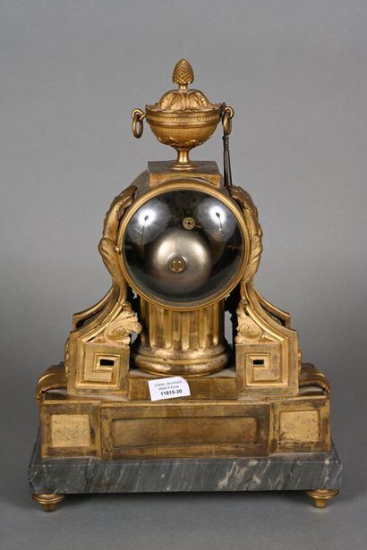 Pendule borne en bronze doré dans le style...