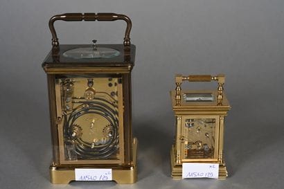 Deux pendulettes de voyage en laiton et verre...