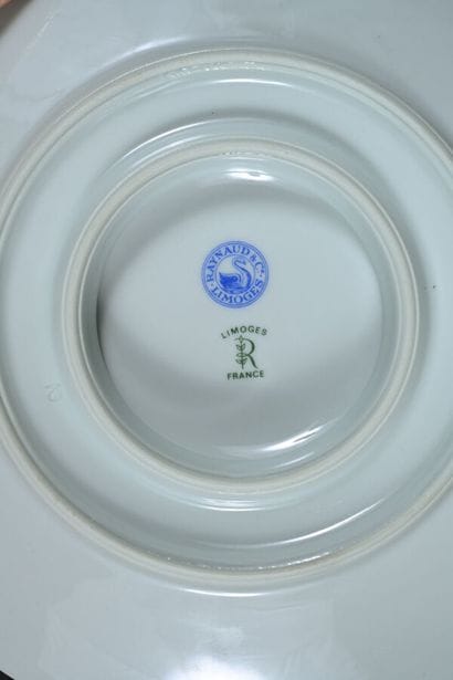 LIMOGES France, 
Partie de service en porcelaine...