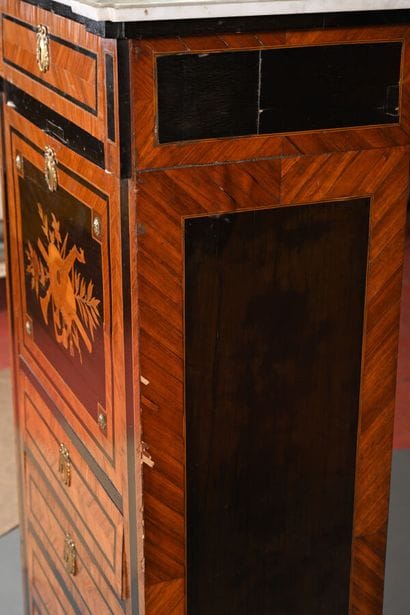 Secrétaire dans le style Louis XVI en bois...