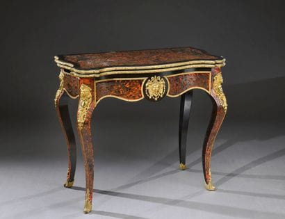 Table de jeu dans le style Louis XIV en marqueterie...