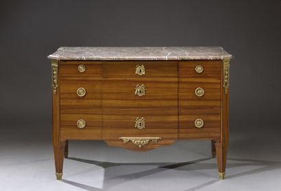 Belle commode en placage de satiné, ouvre...