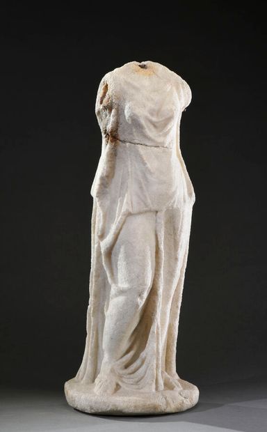 Sculpture en ronde-bosse féminine acéphale....