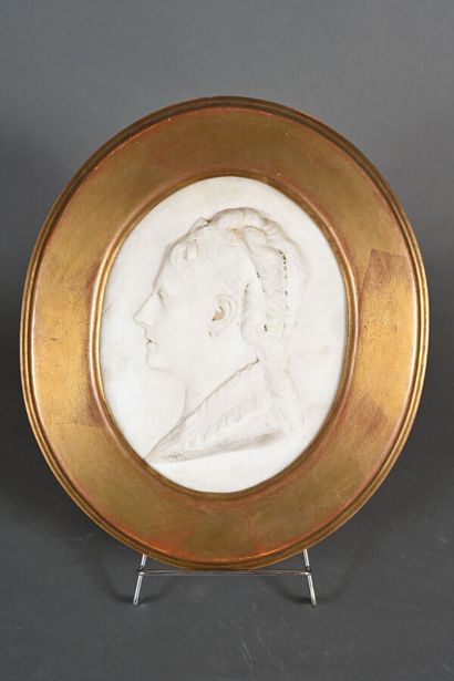 Médaillon en marbre sculpté figurant le profil...