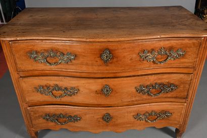 Commode en noyer mouluré, ouvre à trois tiroirs,...
