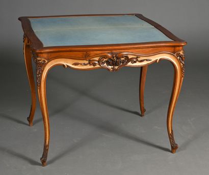 Table à jeux dans le style Louis XV en noyer,...