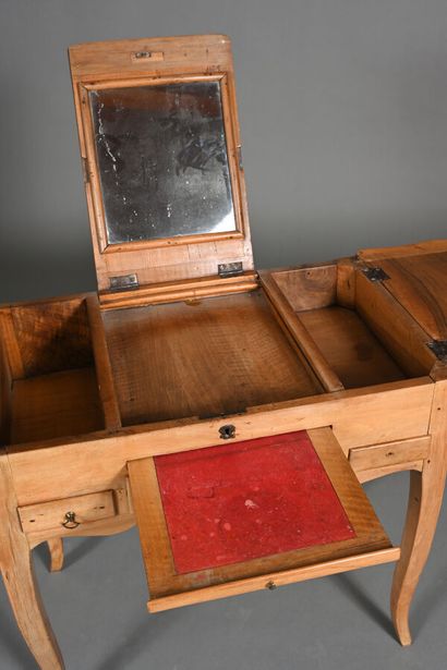 Coiffeuse en noyer et bois de placage, ouvre...