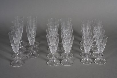 LALIQUE, France. Partie de service en cristal...