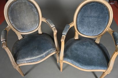 Paire de fauteuils cabriolet dans le style...