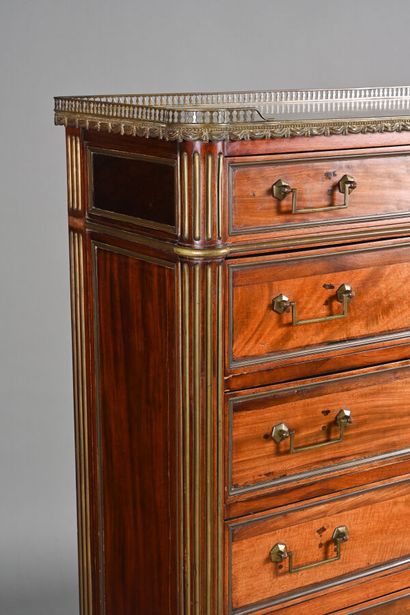 Semainier dans le style Louis XVI en acajou...