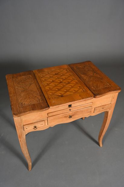 Coiffeuse en noyer et bois de placage, ouvre...