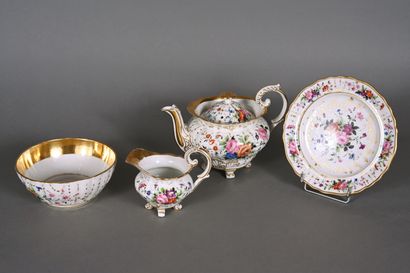 Partie de service à thé en porcelaine à décor...