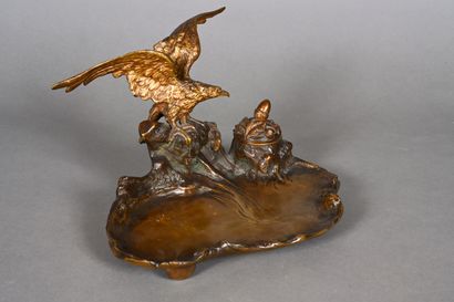 MARIONNET, encrier en bronze doré et patiné...