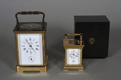 Deux pendulettes de voyage en laiton et verre...