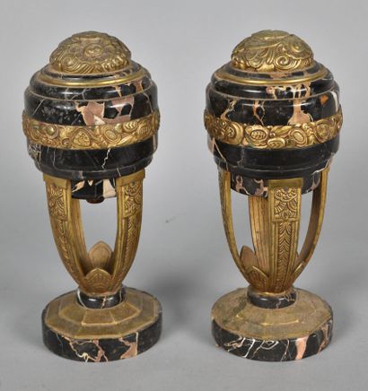 Paire d'urnes Art Déco en bronze doré et...