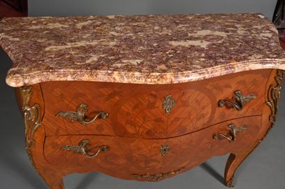 Commode sauteuse dans le style Louis XV en...