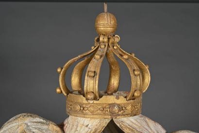 Dessus de tabernacle en bois sculpté, polychromé...