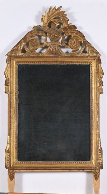 Miroir en bois doré à encadrement de perles,...