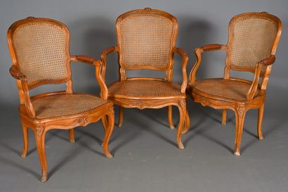 Quatre fauteuils cabriolet en hêtre patiné...