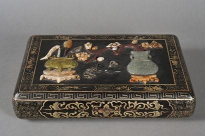 Coffret dans le style chinois en bois à la...