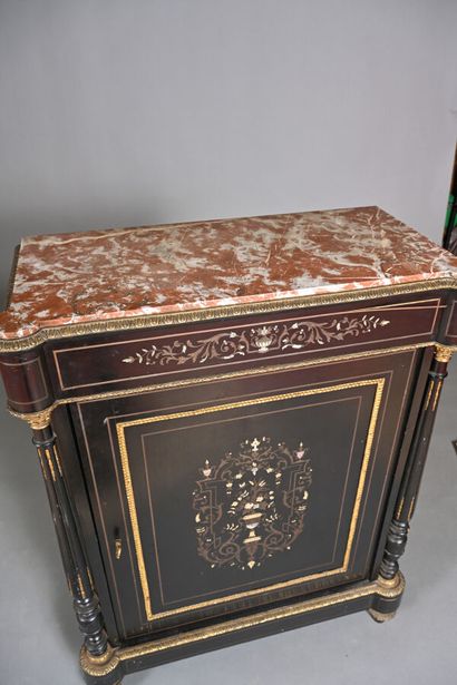 Meuble à hauteur d'appui dans le style Louis...