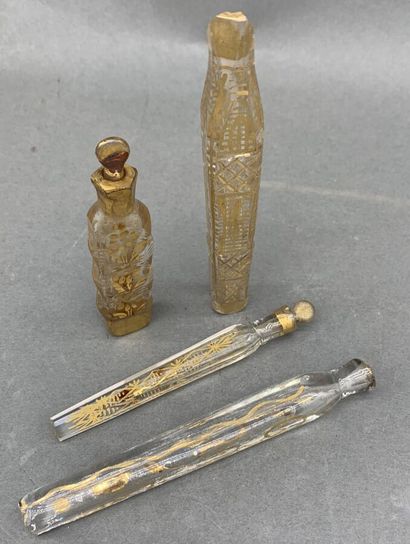 Lot de quatre flacons à sel ou à parfum en...