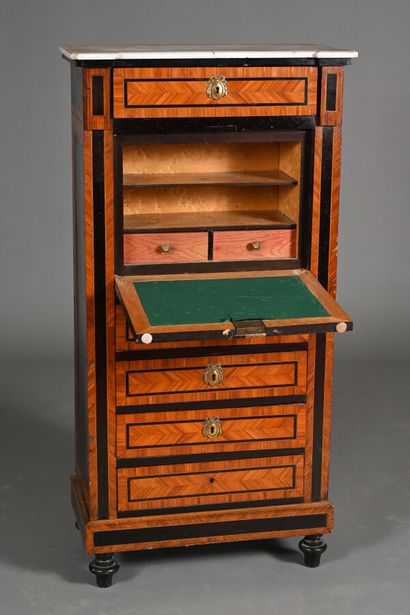 Secrétaire dans le style Louis XVI en bois...