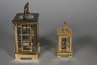 Deux pendulettes de voyage en laiton et verre...