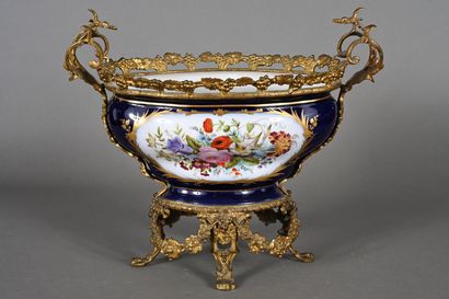 Importante jardinière en porcelaine dans...