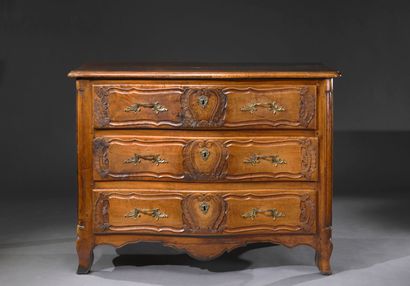 Commode lyonnaise en noyer ouvrant à trois...