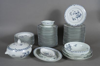 LIMOGES France, 
Partie de service en porcelaine...