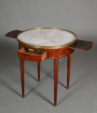 Table bouillote dans le style Louis XVI en...