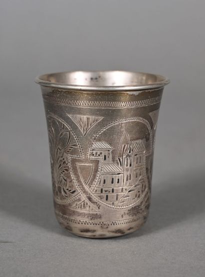 Timbale en argent à décor gravé de médaillons...