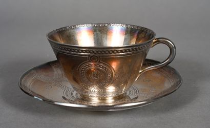 Déjeuner en argent à décor gravé et chiffré...