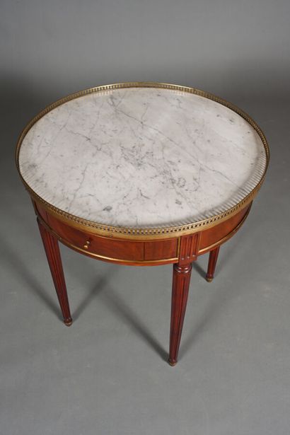 Table bouillote dans le style Louis XVI en...