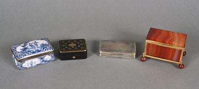 Ensemble de quatre petites boîtes : l'une...