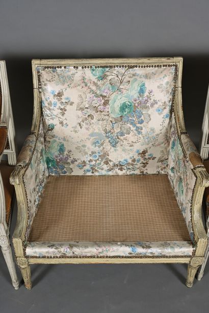 Marquise en hêtre repeint, orné de moulure,...