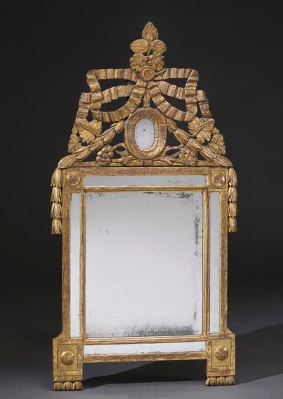 Miroir à parecloses en bois sculpté et doré,...