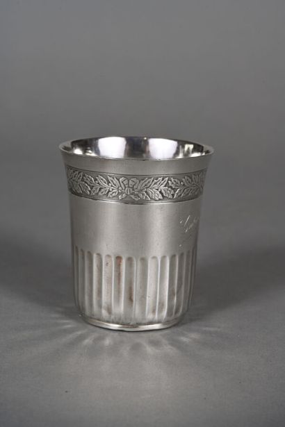 Timbale ornée de côtes et frises fleuries,...