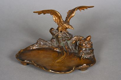 MARIONNET, encrier en bronze doré et patiné...