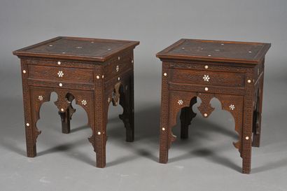 Paire de petites tables basses en bois teinté...